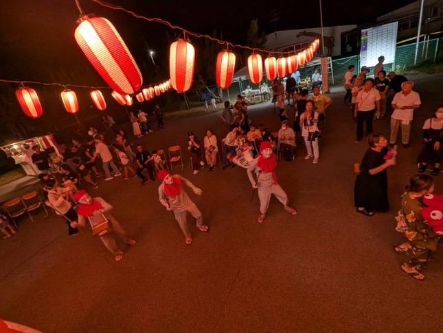 淡輪盆踊りは、8月15日に仮装をして踊る風習もあり、ハロウィンさながらの盆踊り大会は大いに盛り上がる(画像提供：淡輪盆踊り保存会)