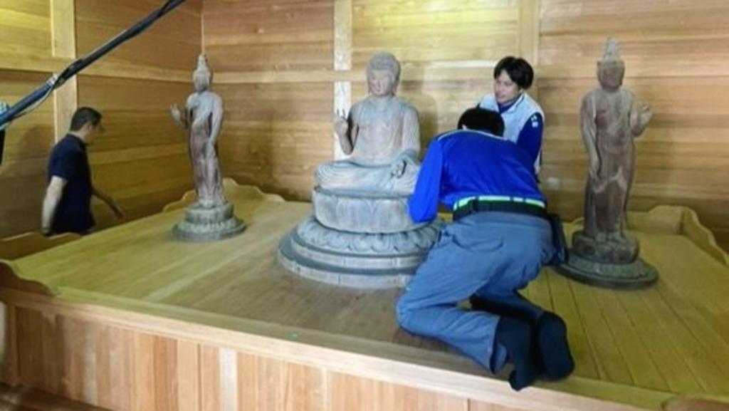 壊れやすい部分などをチェックしています 写真提供：永井義寛様 (萬福寺住職)