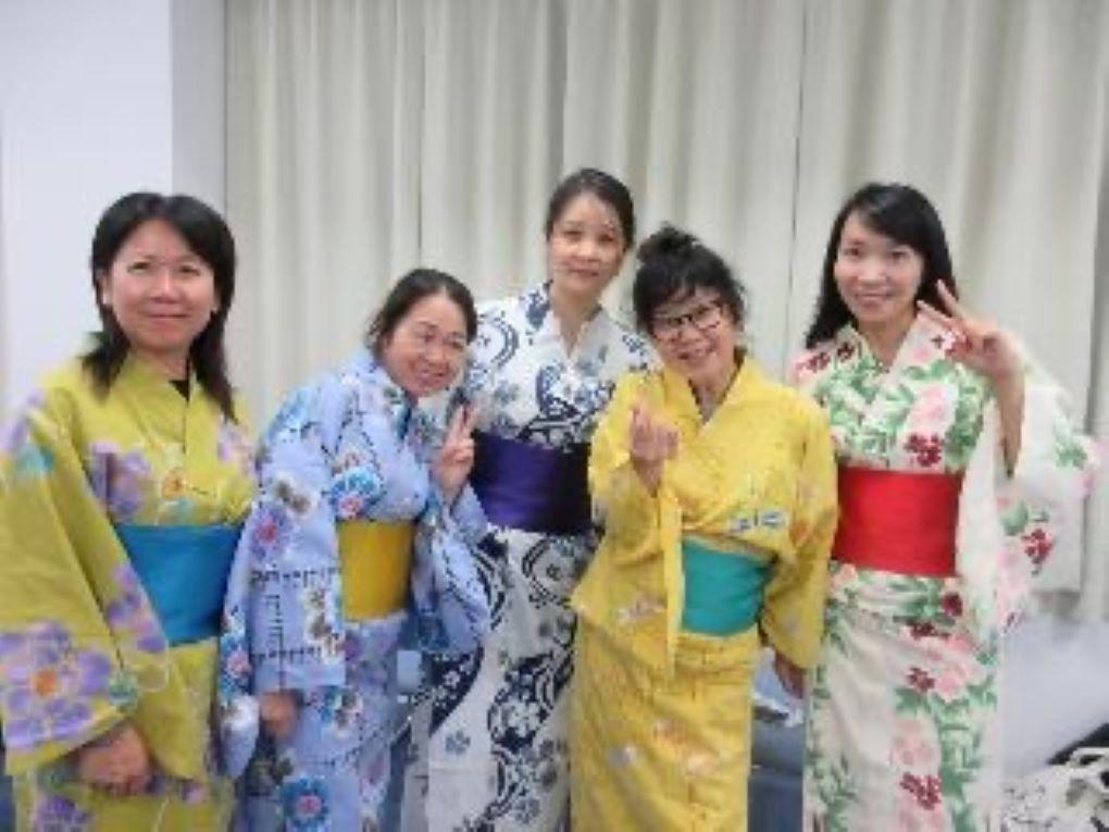 浴衣の着付け体験の様子(画像提供：佐野中学校 夜間学級)