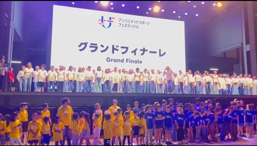 関西万博のアリーナでプロのシンガーと共に歌う夜間中学の生徒たち(画像提供：佐野中学校 夜間学級)