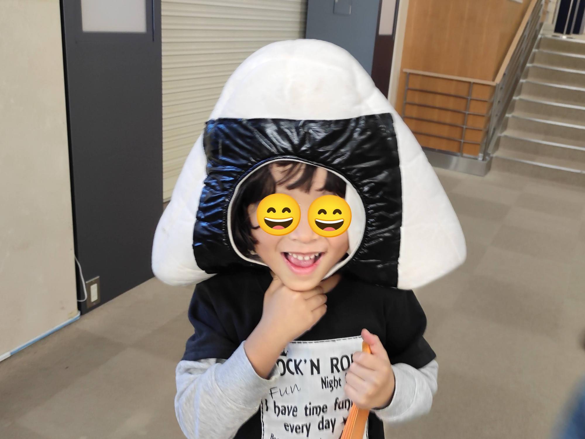 代表的な三角形のおむすび……の被り物