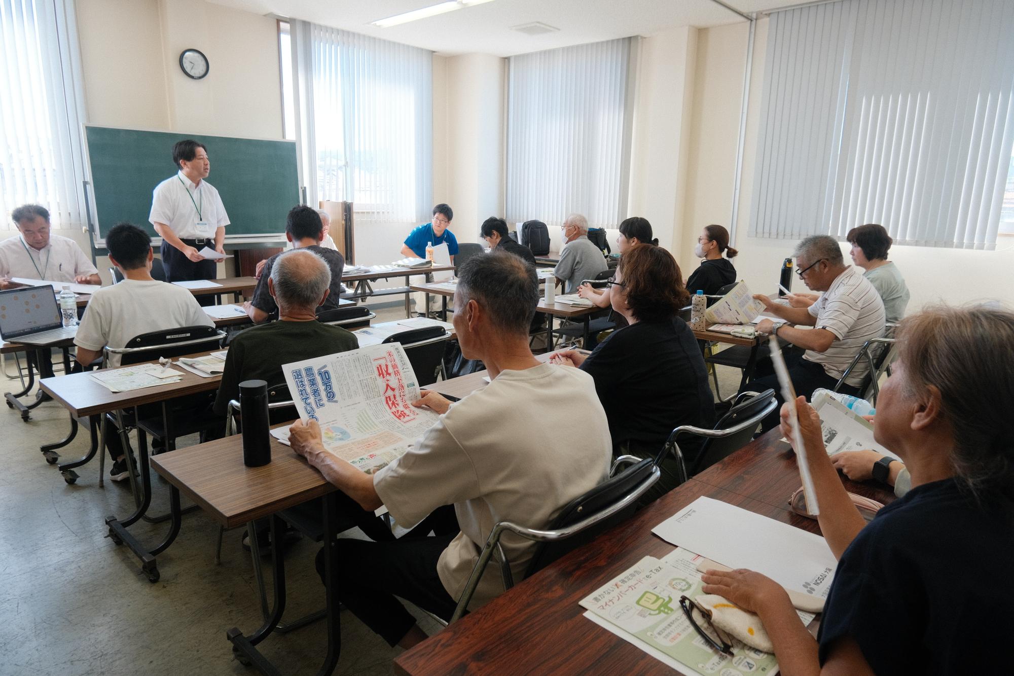 JA大阪泉州南部営農センターでの座学では、農業経営のノウハウを熱心に学ぶ生徒や卒業生の姿が見られました