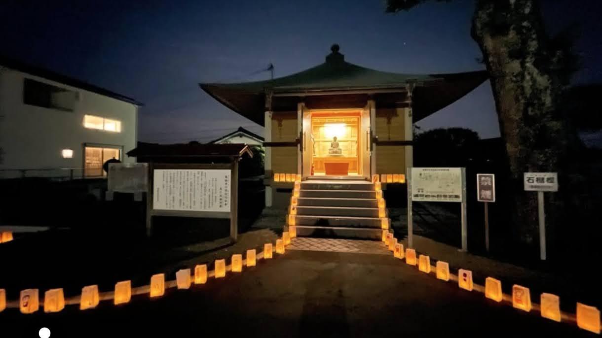 参道の灯籠は昨年の様子
