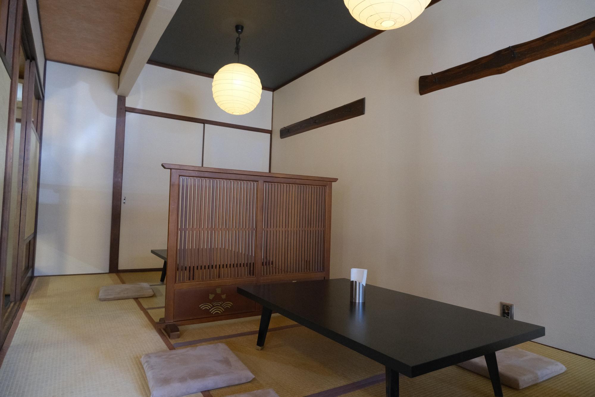 3卓配された広いお座敷で、読書や宿題をしてもいい