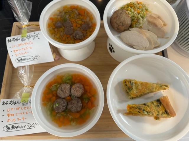 朝食セット・夕食セット各2,200円(税込)＊おやつ付き(画像提供：泉佐野キャンモアグランピングリゾート)