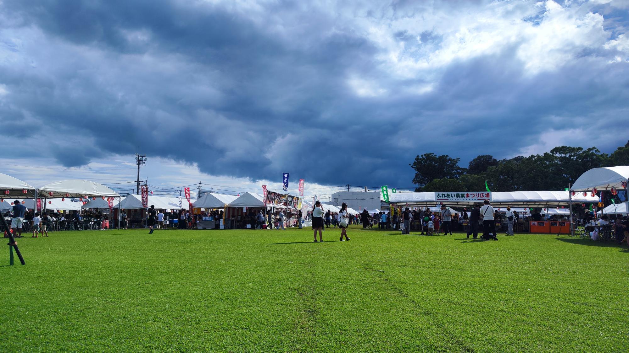 運動公園で開催される国富町総合町民祭。「国富」停留所で下車