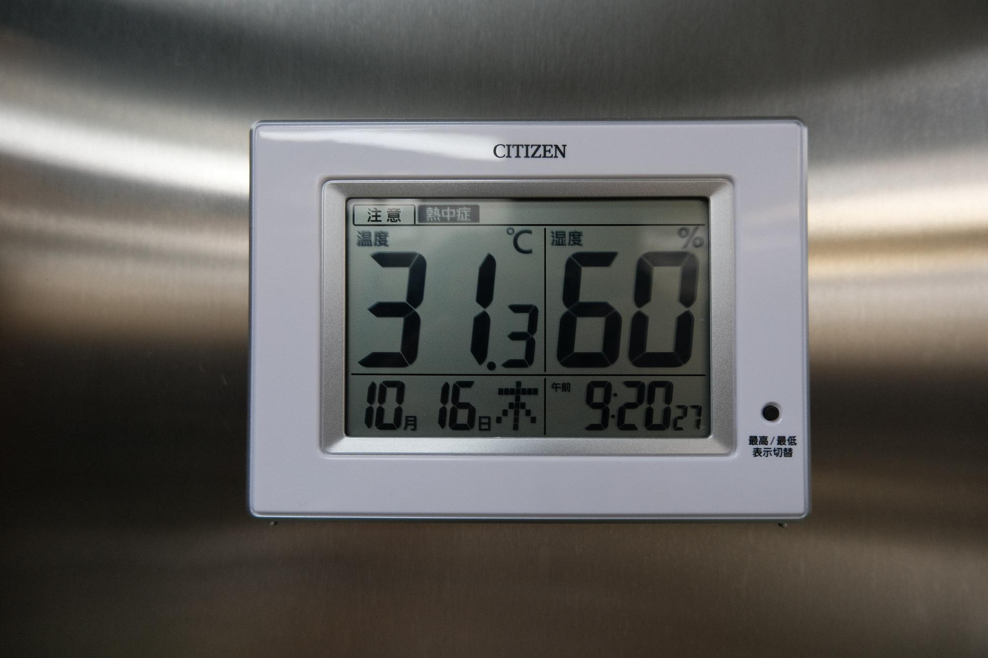 温度 31.3 度、湿度 60％に調整された麹室。じんわりと汗ばむ環境の中、職人たちは米の状態に全神経を集中させます