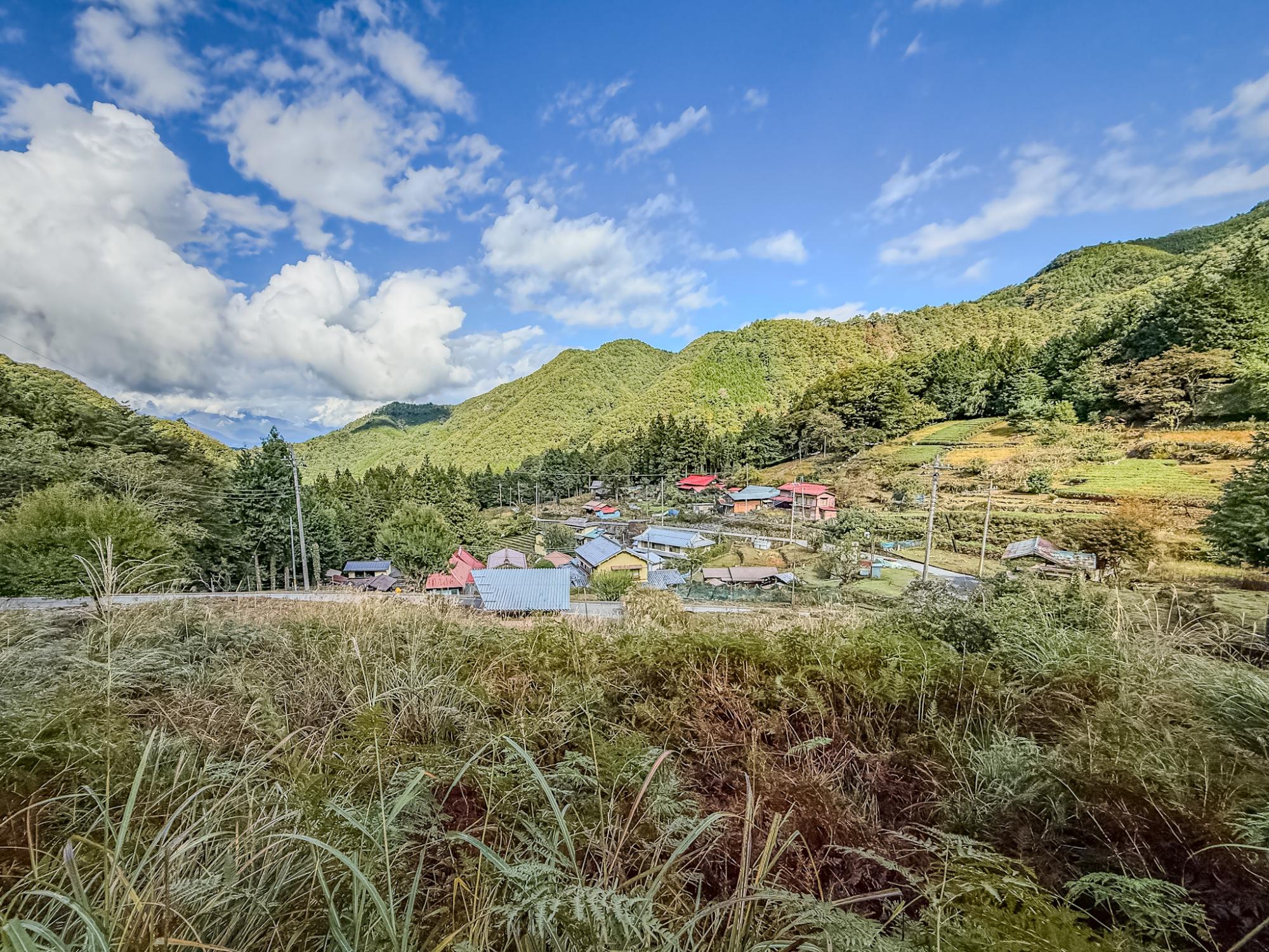 栃代の集落越しの景色