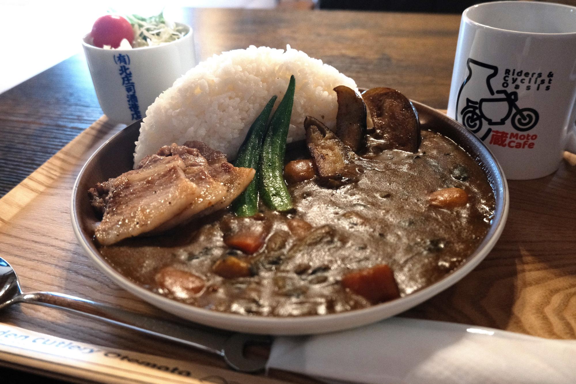 「犬鳴豚の山田錦カレー」1,300 円(税込)  カフェでは、ふだん口にすることができない“酒米のカレー”が提供されています。たっぷりの季節の野菜と犬鳴豚とともに。ホロホロとした食感の酒米はカレーにピッタリ