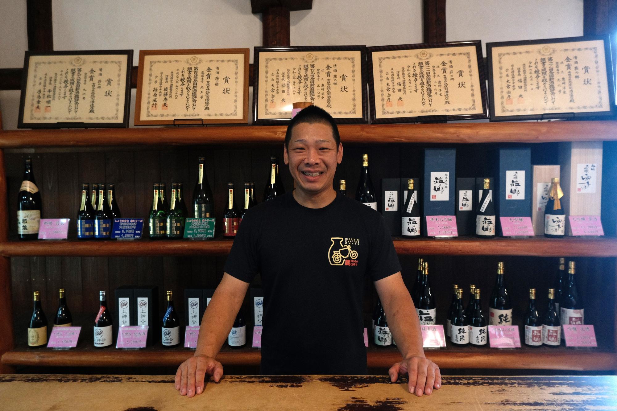 4 代目蔵主の北庄司 知之さん。北庄司酒造店は、新酒の品質を評価する権威あるコンテスト「全国新酒鑑評会」で、2 年連続(令和 5 年と令和 6 年)で金賞を受賞するなど、その高い醸造技術は、広く認められています