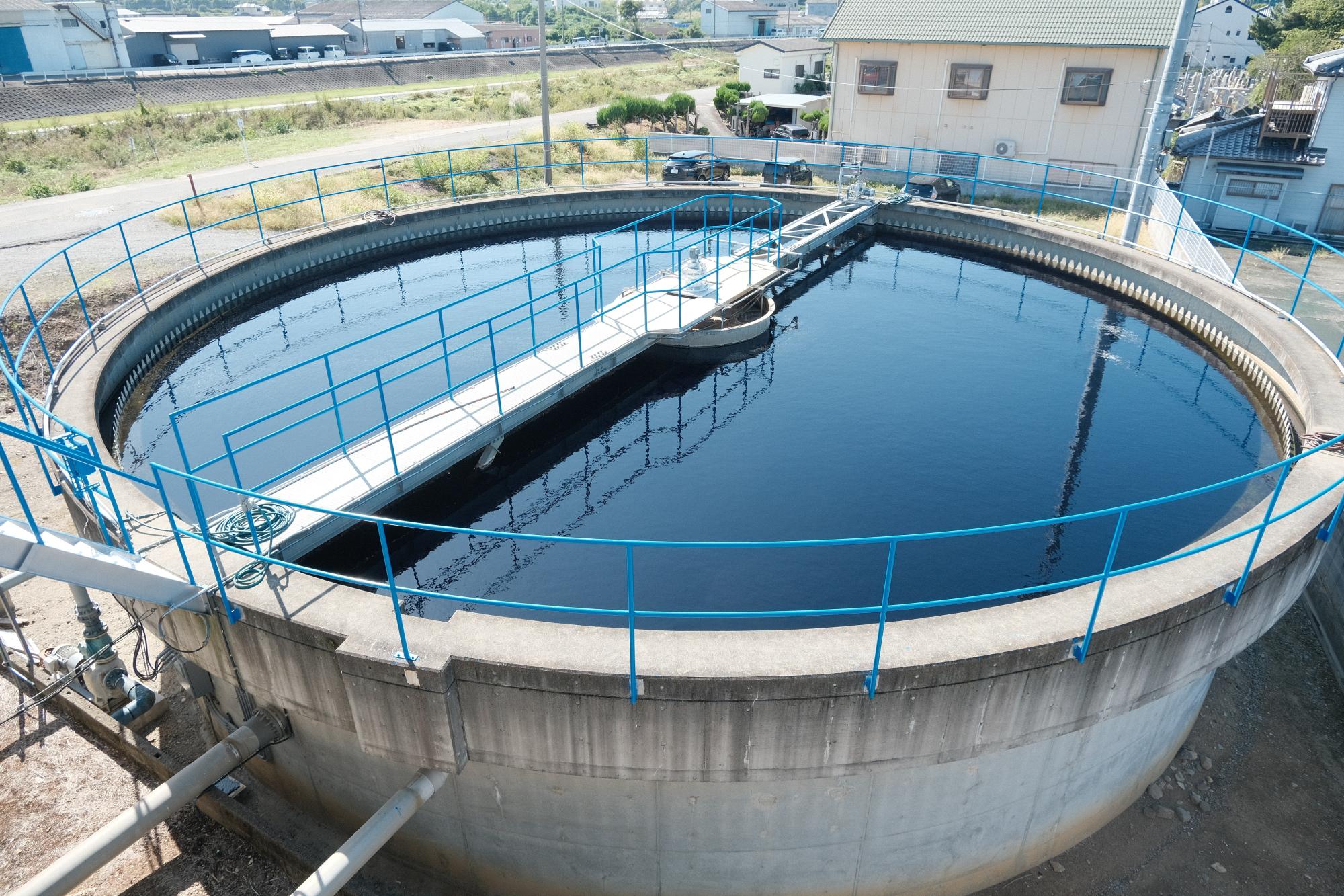 不純物が分解され、沈殿した後のきれいになった水が、上澄み液として分離されます。この上澄み液が環境基準を満たしていることを確認した上で川へ放流します