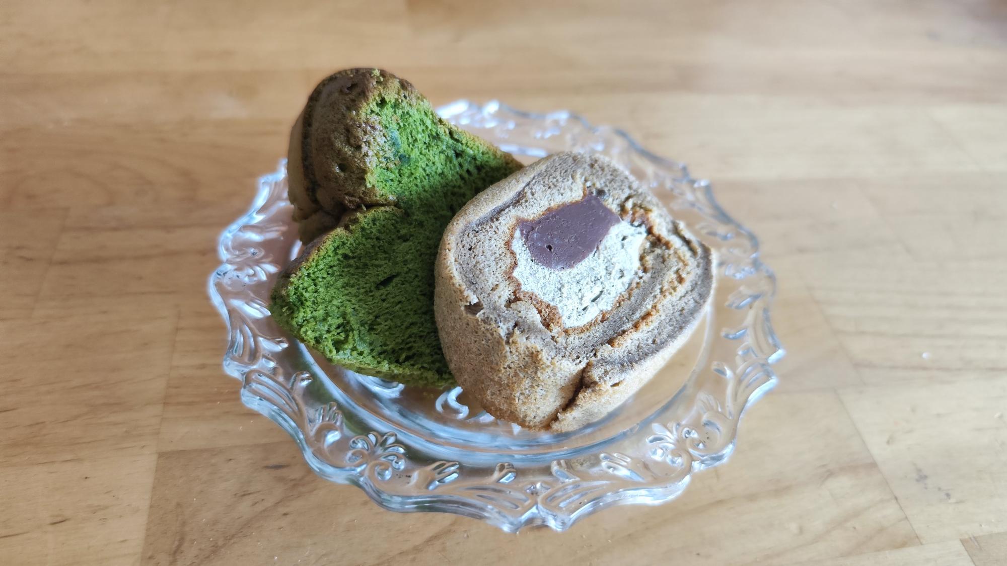 抹茶シフォン(左)とほうじ茶ロールケーキ(右)