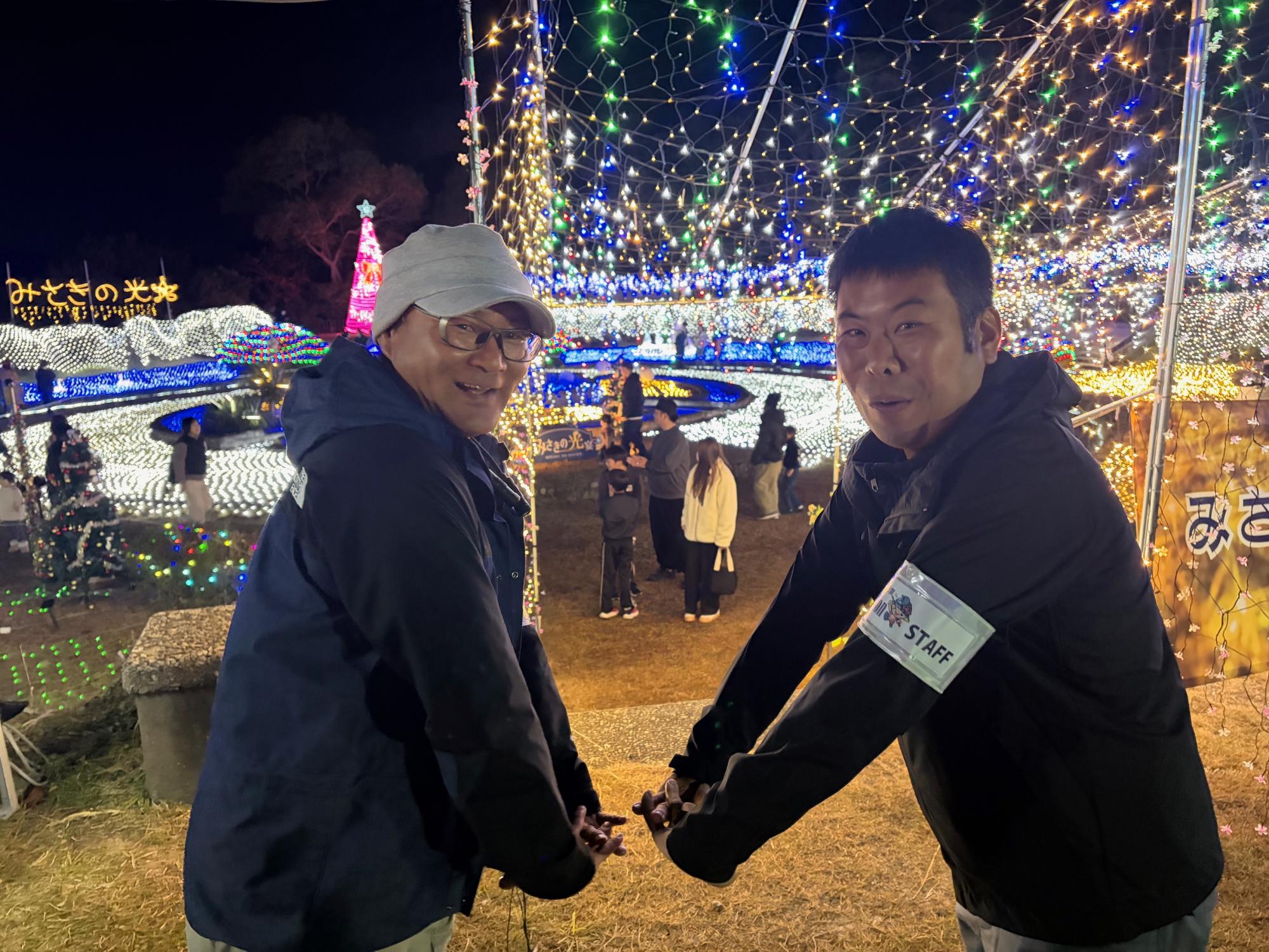 お茶目な表情でポーズを決める、北風さん(左)と玉置さん(右)