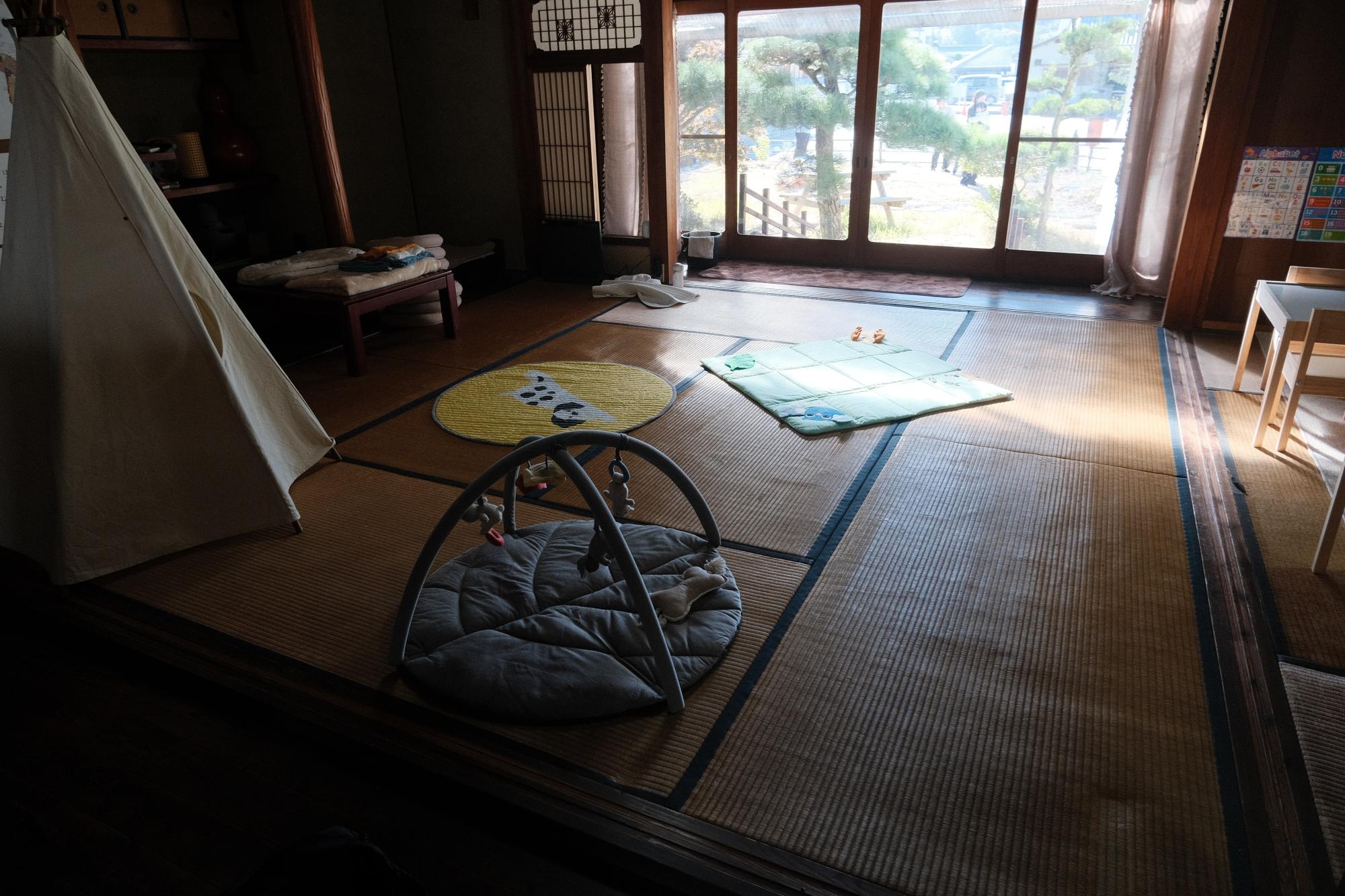 大きなお庭が眺められる大広間は、まるで“おばあちゃんの家”のよう