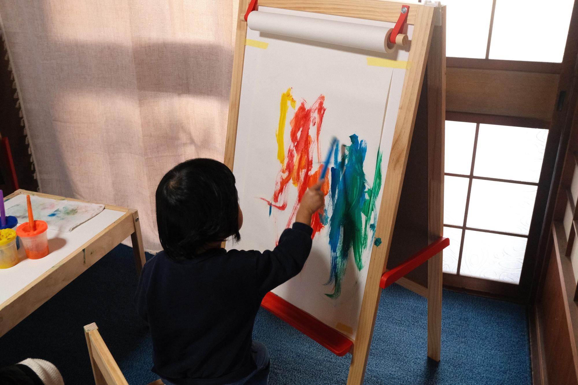 さっきお庭で体験した「山登り」をイメージして描いているのかなぁ？