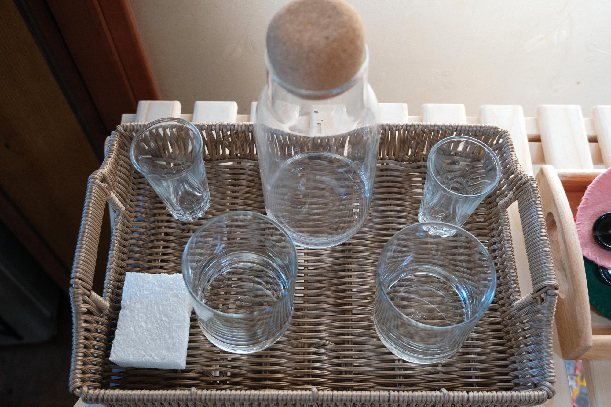 そっと、丁寧に。自己コントロールを学ぶ大切なひととき。ガラスのコップを使って“水を移す” 日常動作を学ぶ