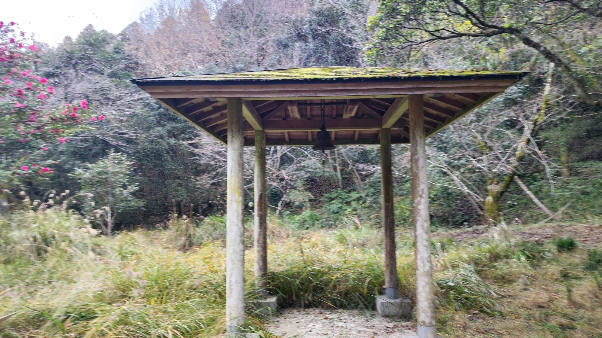 中央に鐘が釣り下がっています