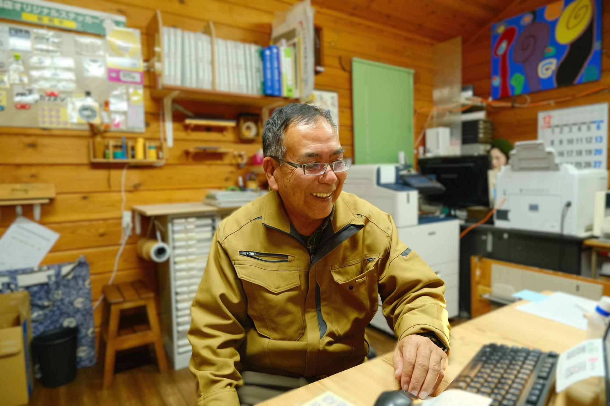 「“工房感”を出すために、あえて作業着を着ている」と笑う尾崎さん