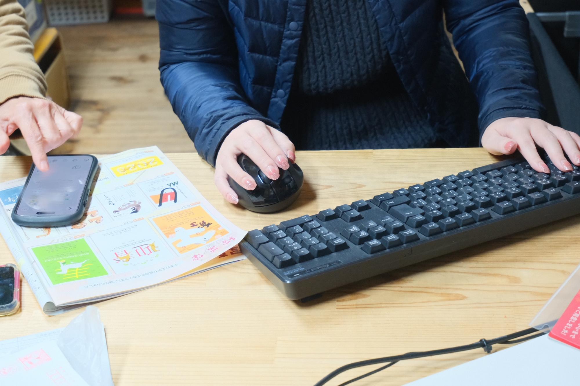 さざんか工房では、今年も年賀状の相談に訪れる人の姿が見られました