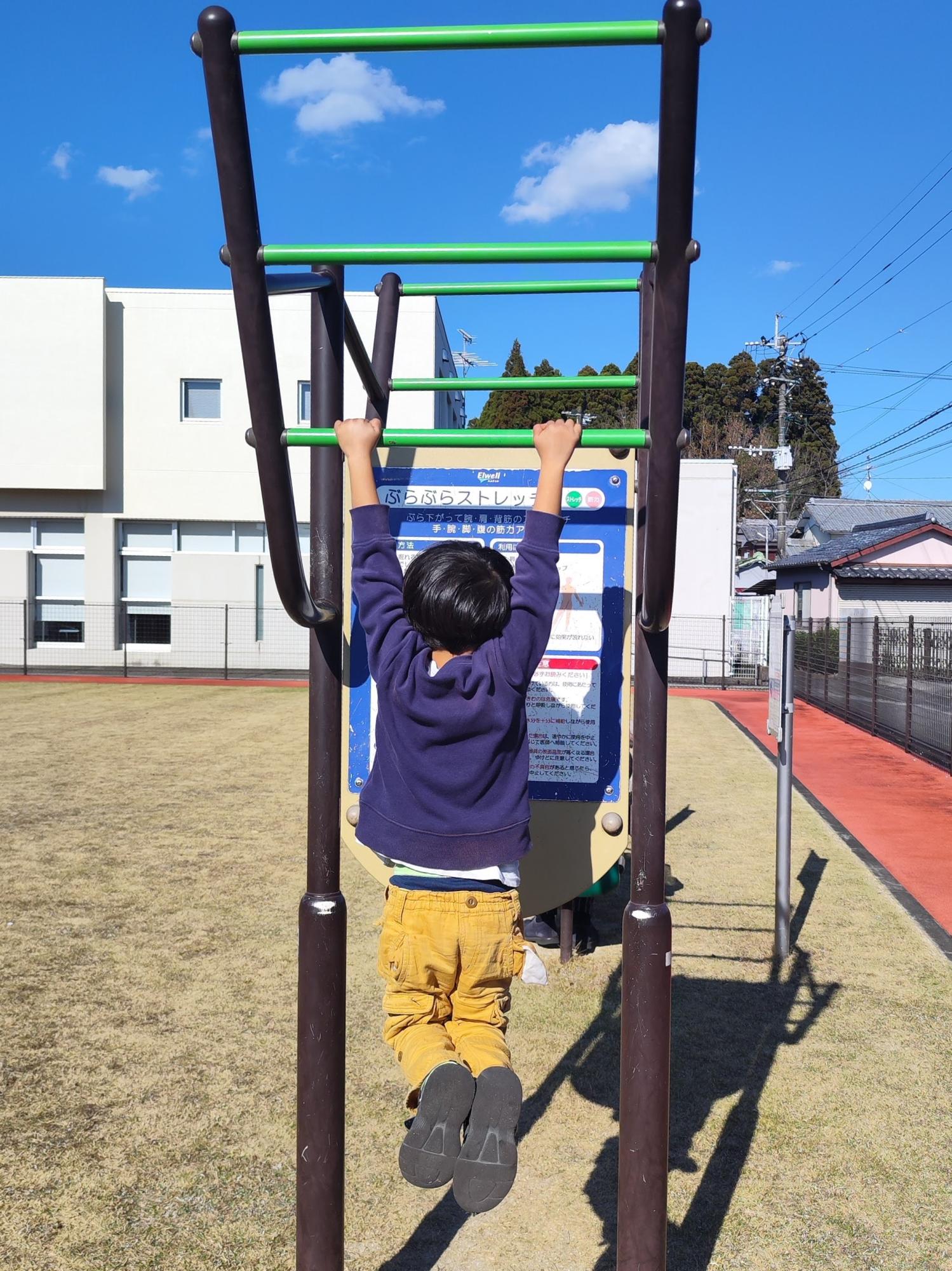 ぶらぶらストレッチ（市街地広場のぶら下がり器具）