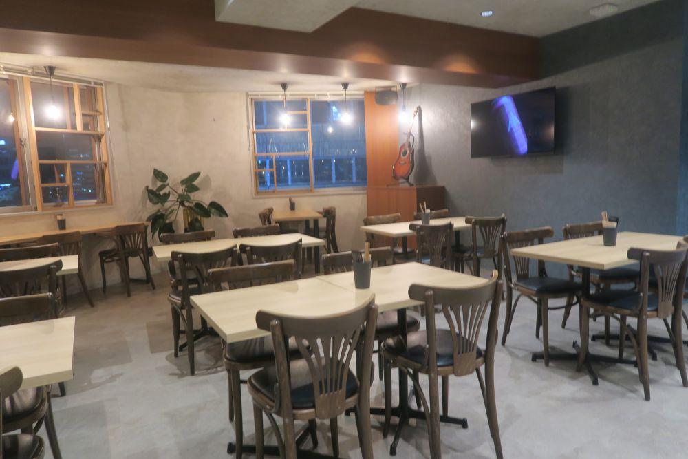 「You&Me CRAFT BEER」の広い店内