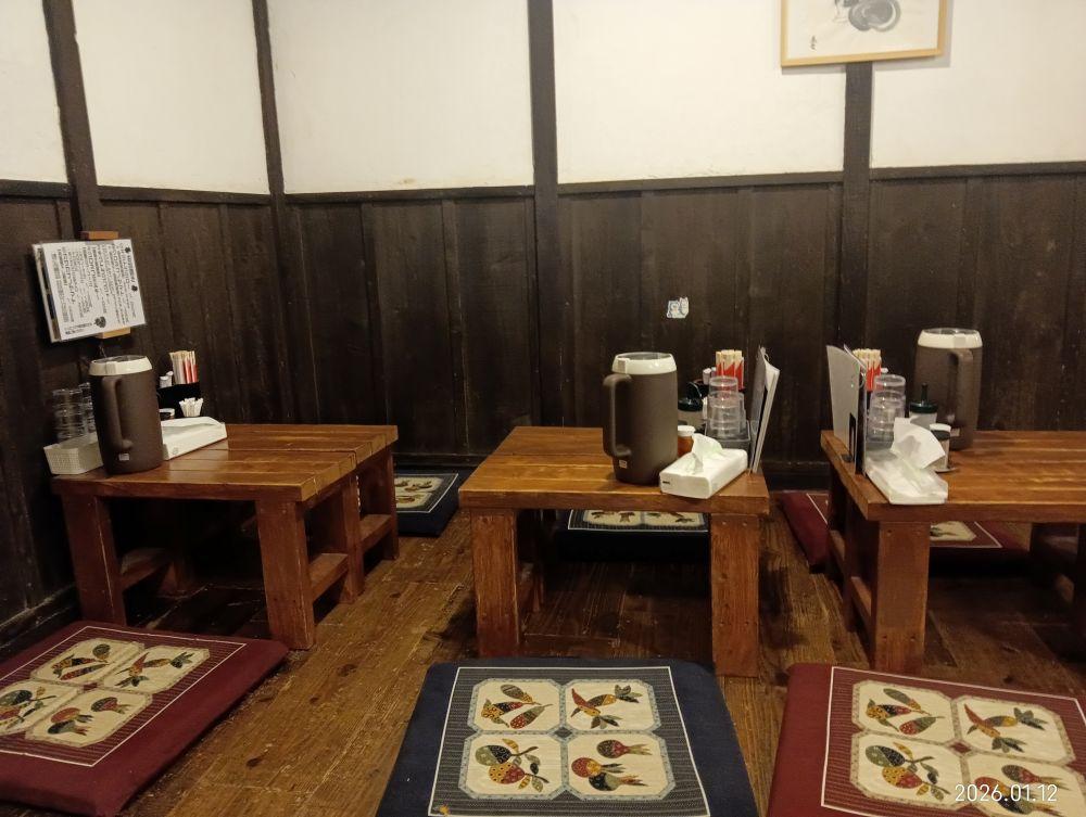 「麵屋雉虎」の店内。お客様のいない席だけ撮影しました