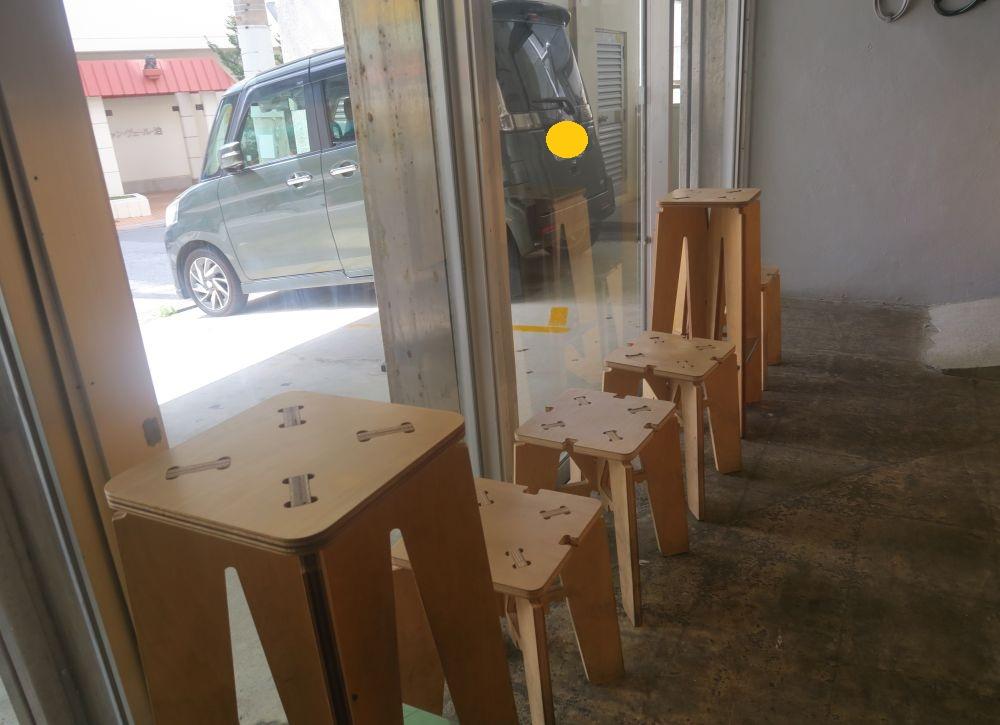 テーブルとイスがかわいい