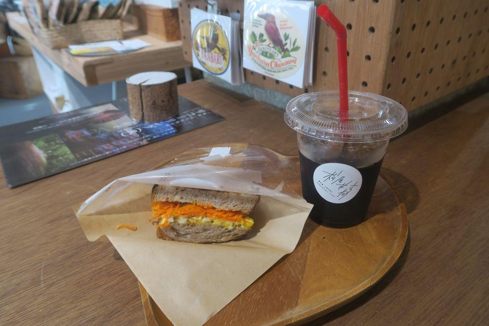サンドイッチとアイスコーヒー
