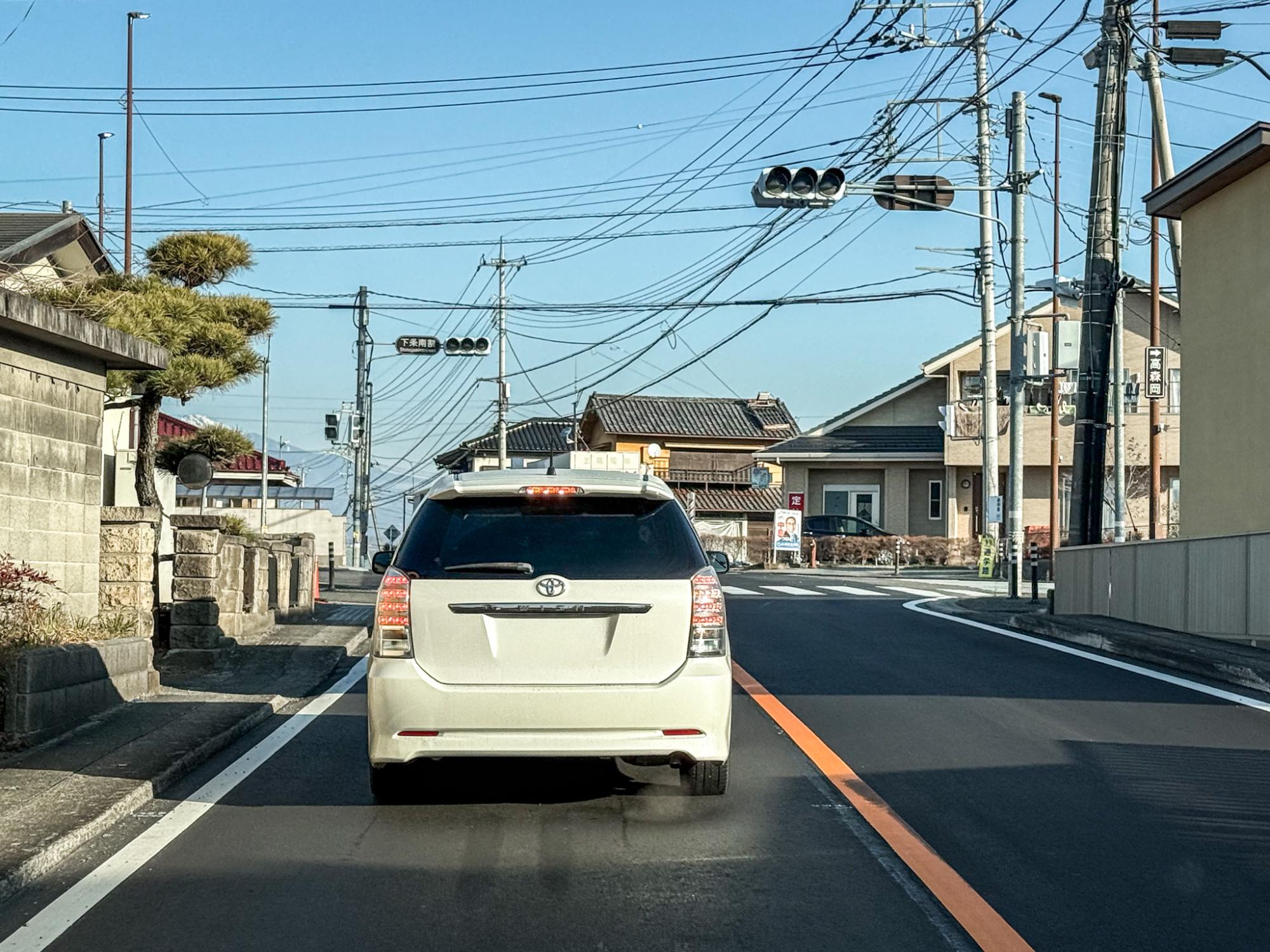 県道42号富士川街道を北進。下条南割交差点を左折します