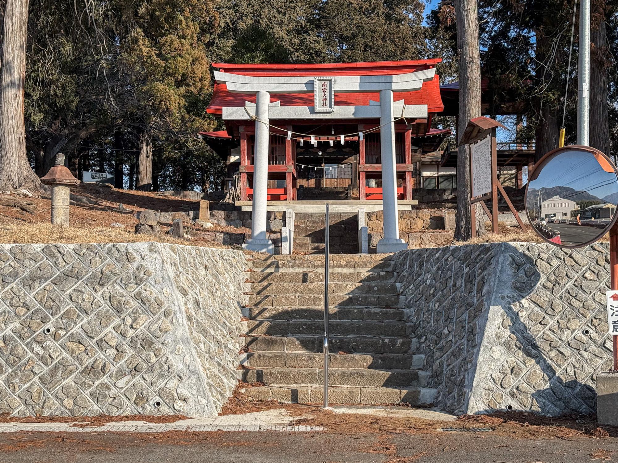 県道沿いに石鳥居