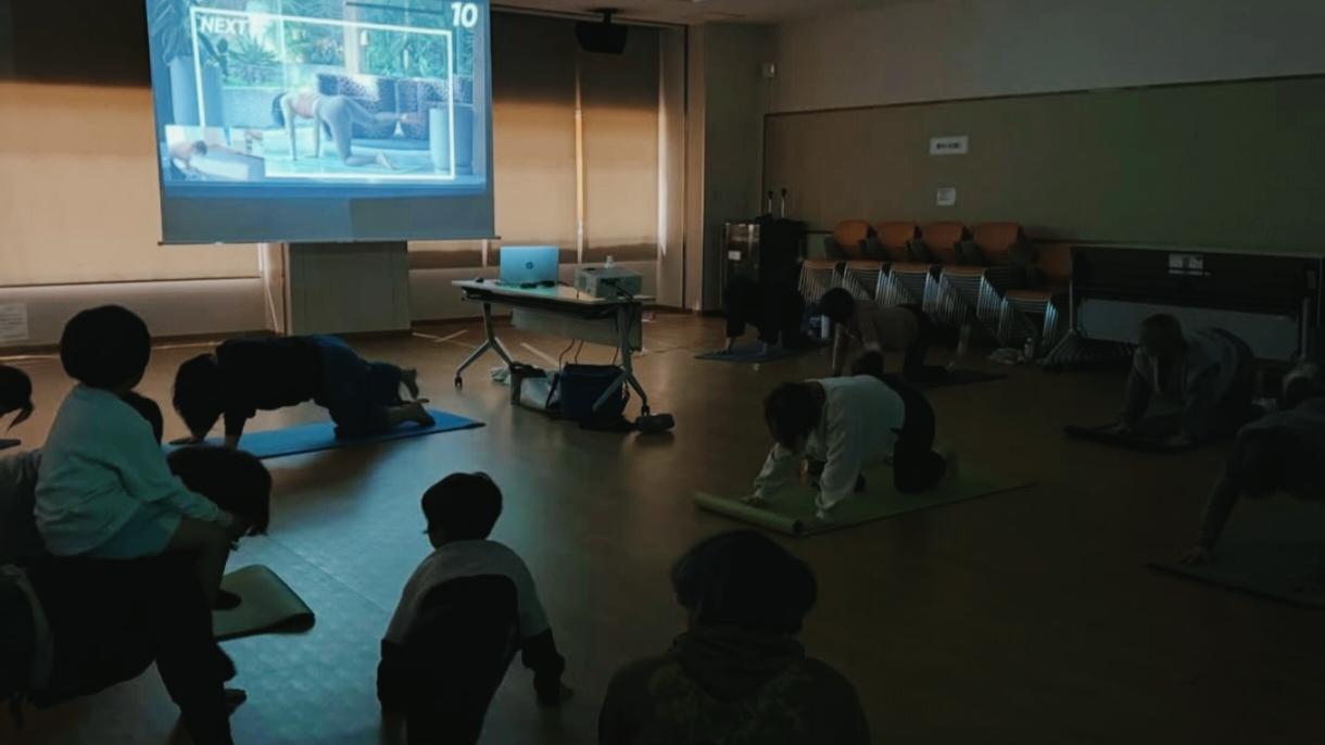 何気にきつい四つん這い。左側、子どもが乗ってさらにきつそう……