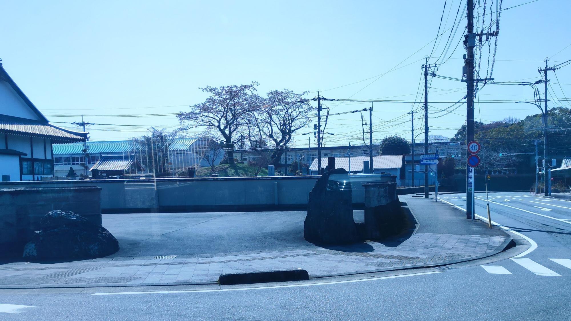 31号墳の奥には本庄小学校が見えます