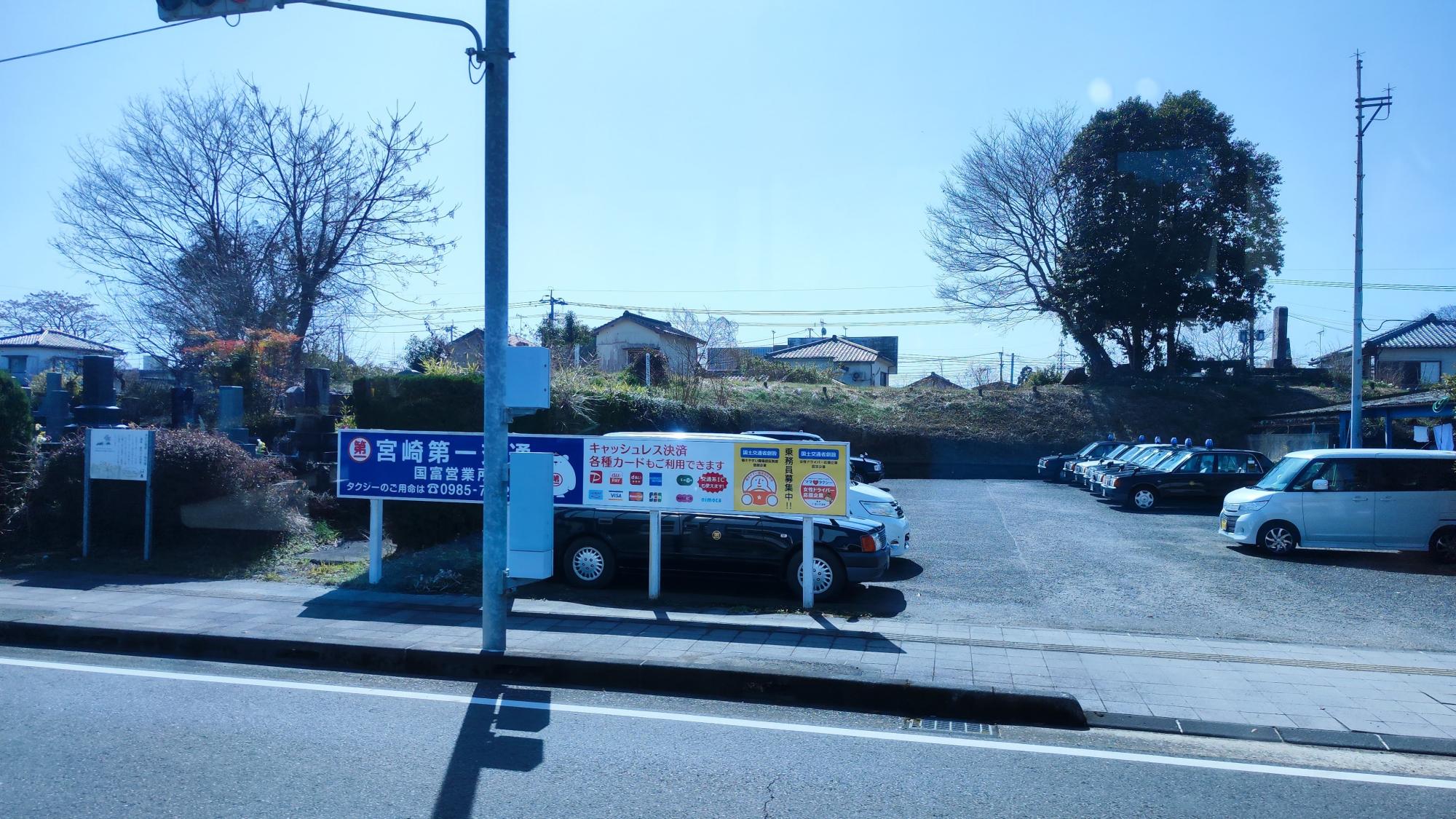 右側に木の立っている場所が34号墳