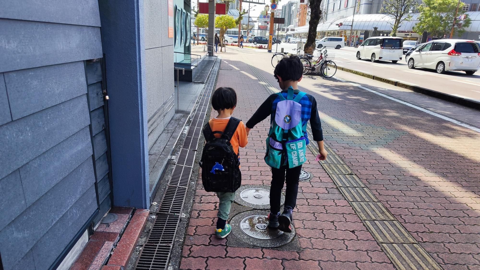 橘通り。さすが市の中心部だけあって、車が多い