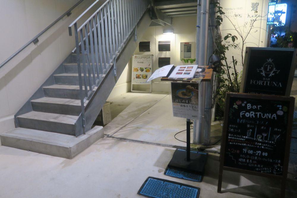 こちらの階段を昇ります