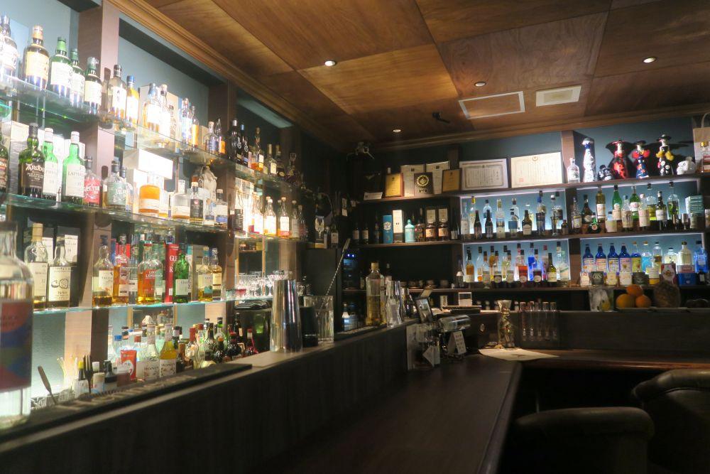 BAR FORTUNAの店内。