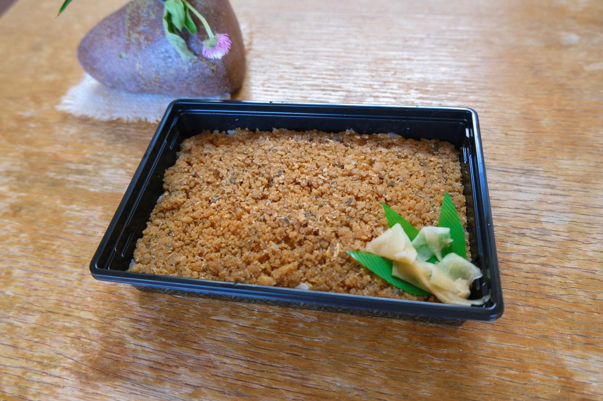 「ハモの箱寿司」700円(2025年12月18日 岬町健康ふれあいセンターピアッツァ5にて撮影)