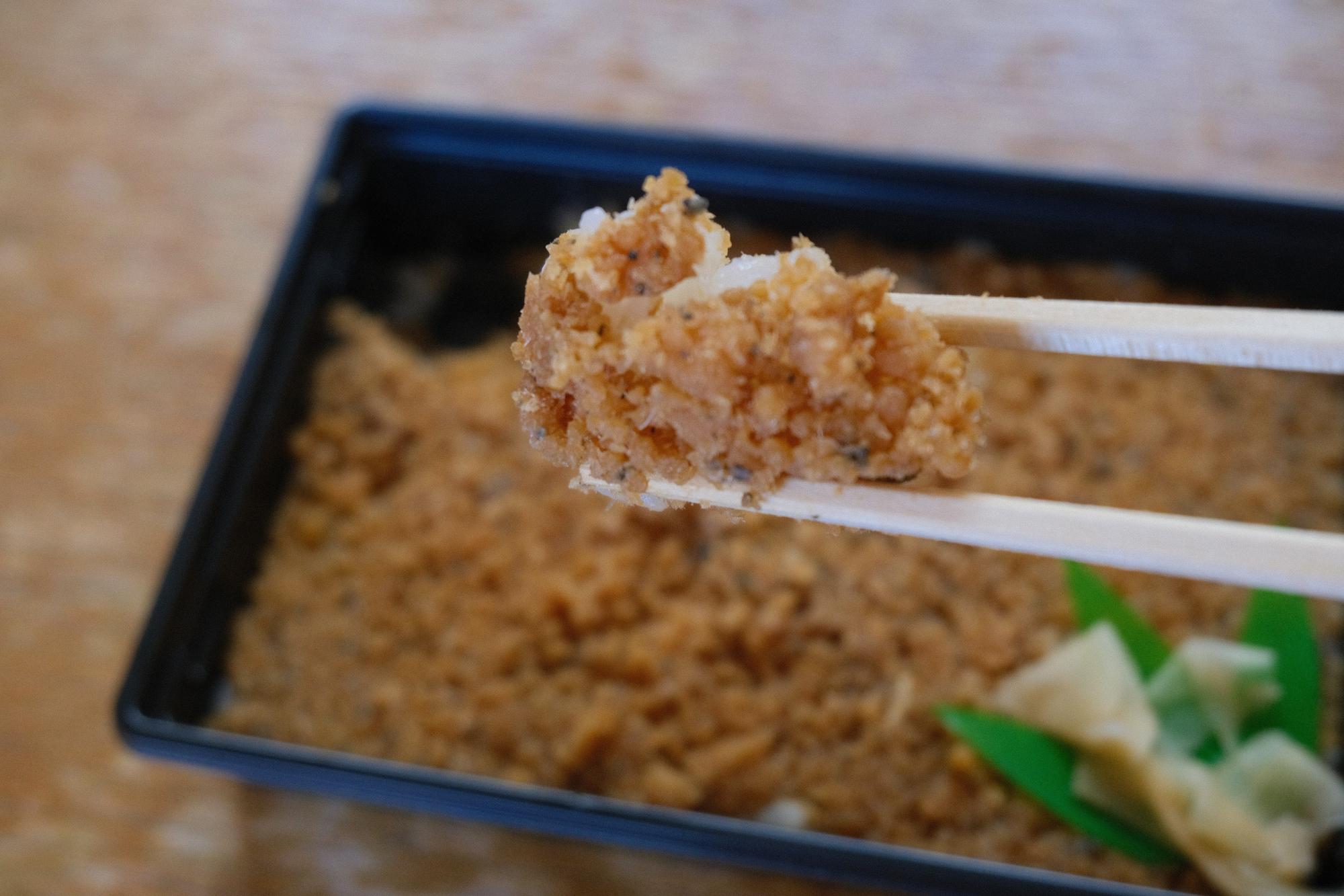 ホロホロの鱧が甘辛く味付けされた箱寿司は、「浜のおばちゃん家」の人気商品(2025年12月18日 岬町健康ふれあいセンターピアッツァ5にて撮影)