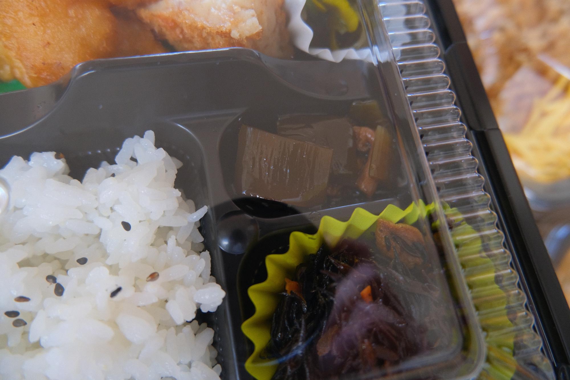 「茎わかめの佃煮」は、泉州のわかめ、岬町の椎茸、有田の山椒を組み合わせた化学調味料不使用の逸品(2025年12月18日 岬町健康ふれあいセンターピアッツァ5にて撮影)