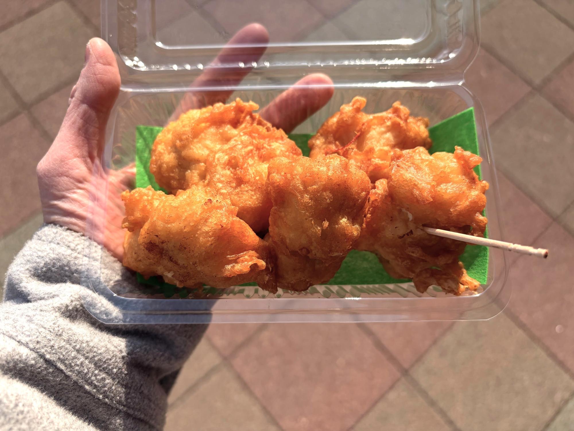 「鱧の唐揚げ」550円　ふわっふわの大ぶりの鱧が5コも！(2026年1月24日「道の駅みさき 夢灯台」にて撮影)