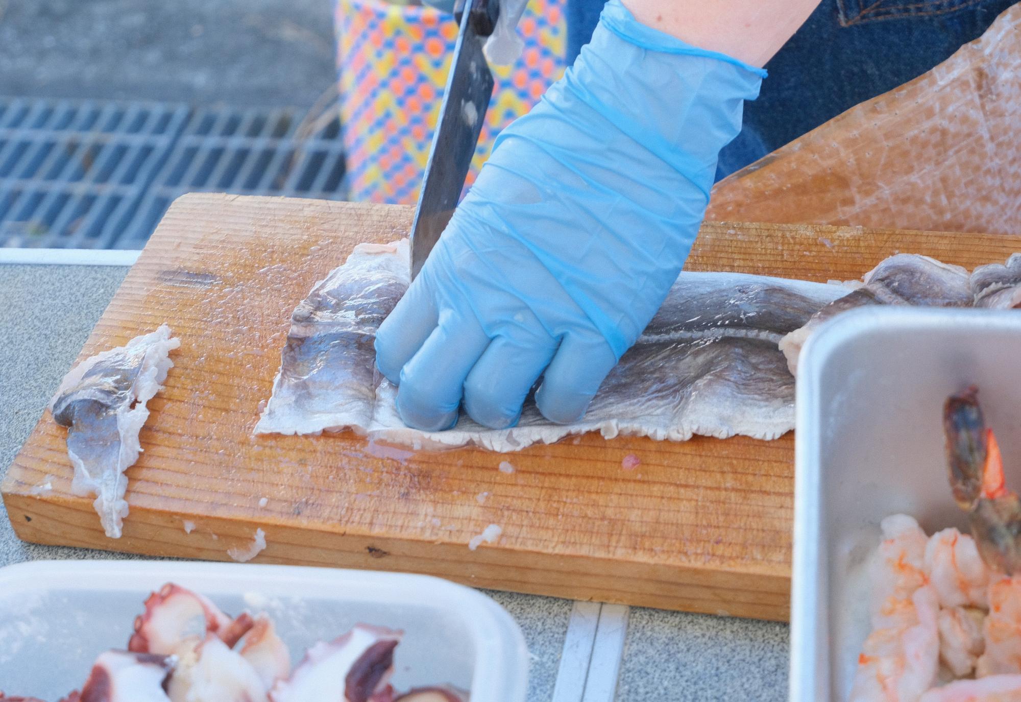 この日、お目当ての「鱧の唐揚げ」は、あまりの順番待ちの多さに、泣く泣く食べるのを断念しました(2026年1月10日「里海祭り」の会場にて撮影)