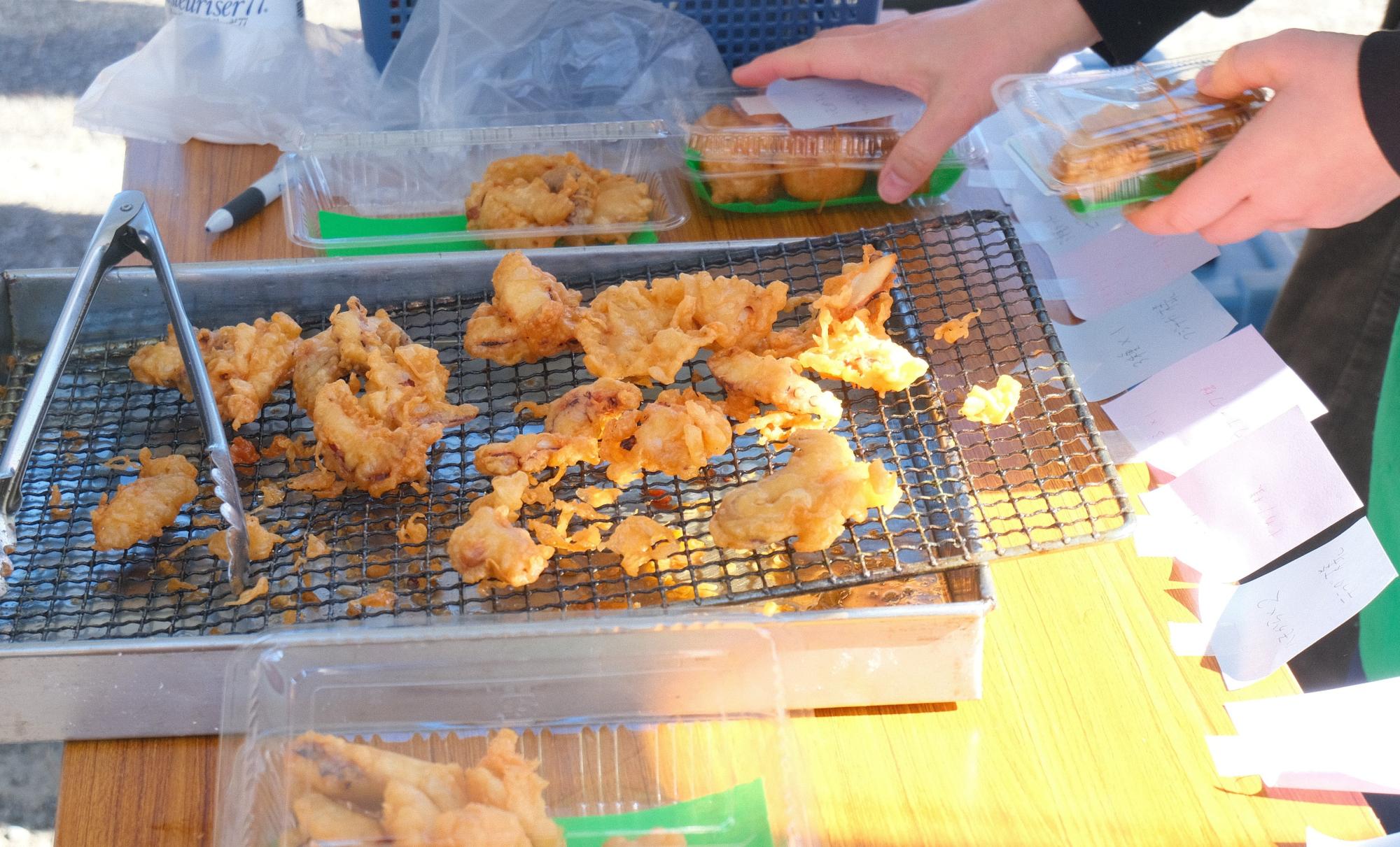 予約待ちの注文票(付箋)がいっぱい！　(2026年1月10日「里海祭り」の会場にて撮影)