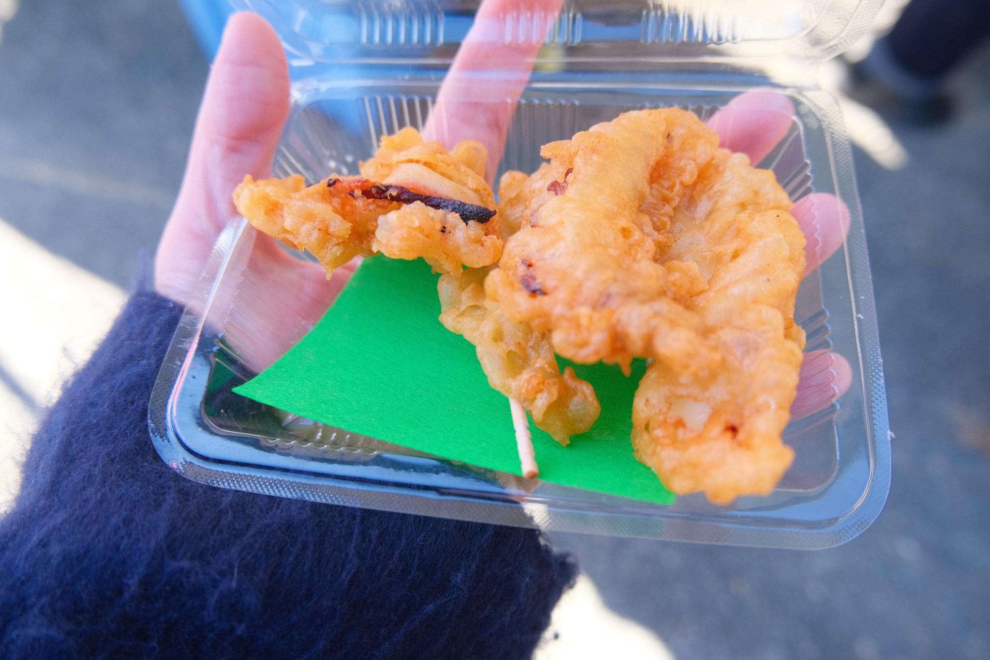 泉州名物「泉ダコの唐揚げ」も、浜のおばちゃんたちの手にかかれば絶品のひと品に(2026年1月10日「里海祭り」の会場にて撮影)