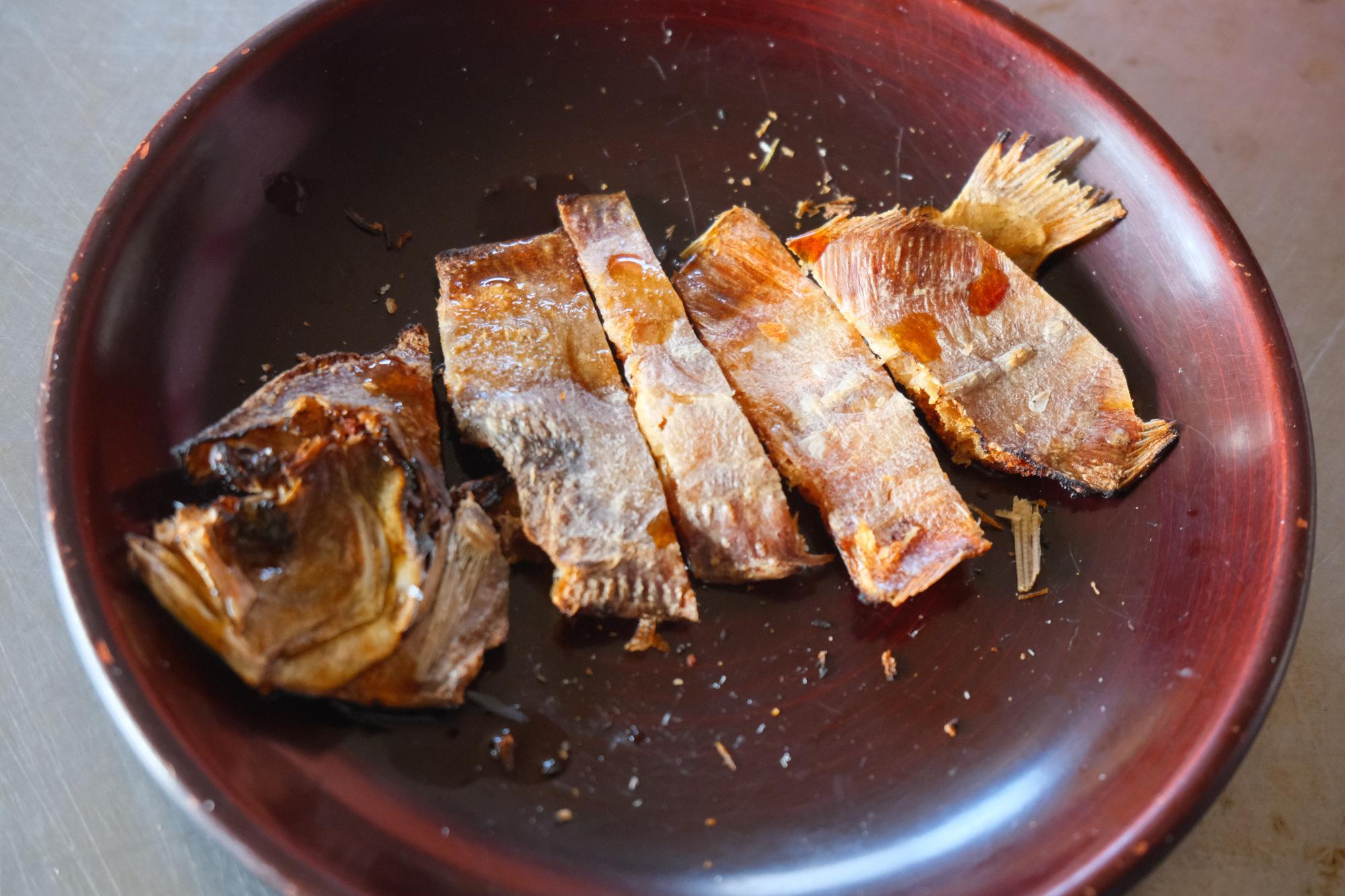 ガンゾウビラメの干物は、包丁の背で叩いて砂糖醤油をまぶせば美味しいおつまみに