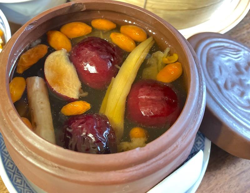長時間をかけて仕込む澄みきった美しいスープ。上品な味わいで、素材も高級な上に手間も含めてまるで奇跡のような逸品