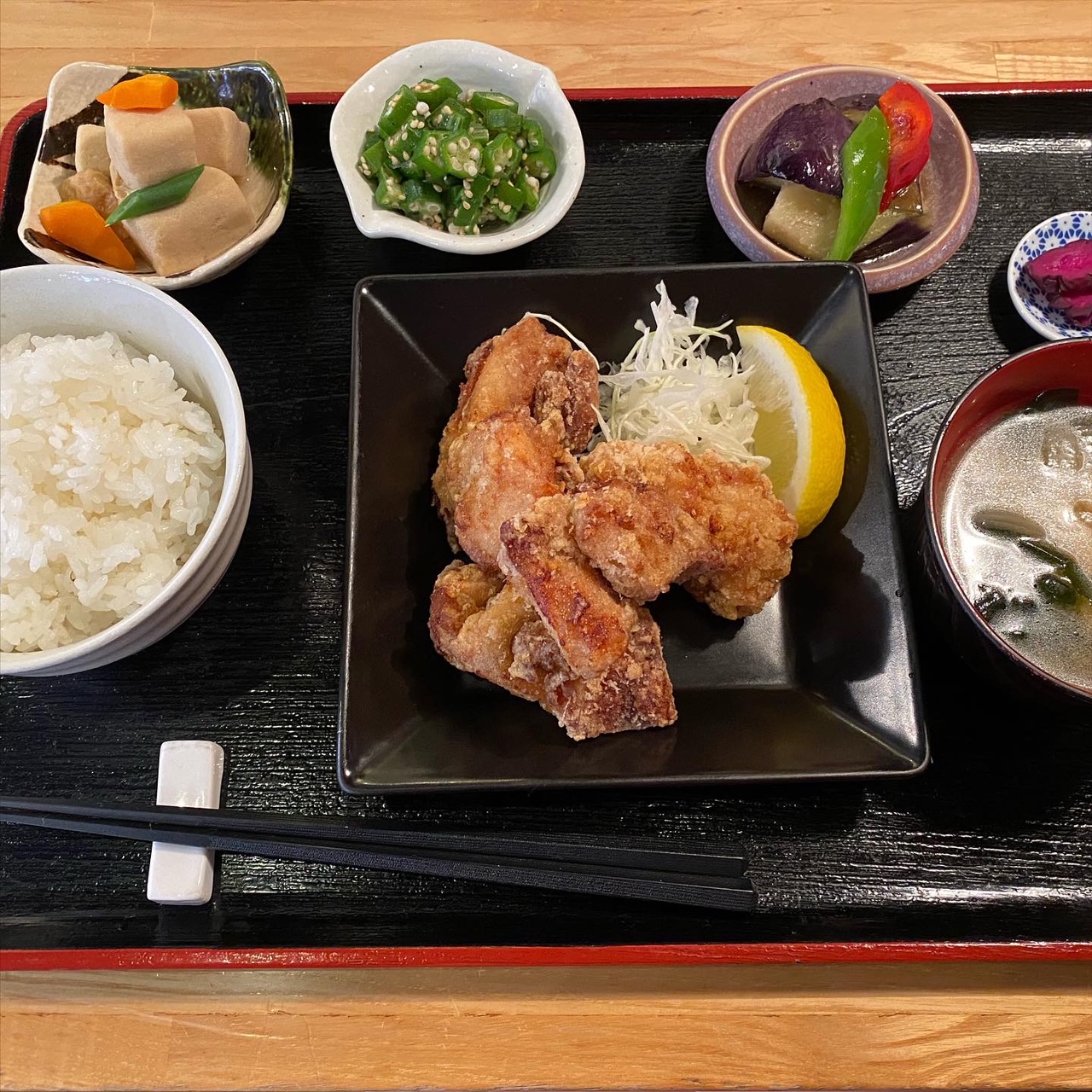 ボリューム満点の唐揚げランチ定食！