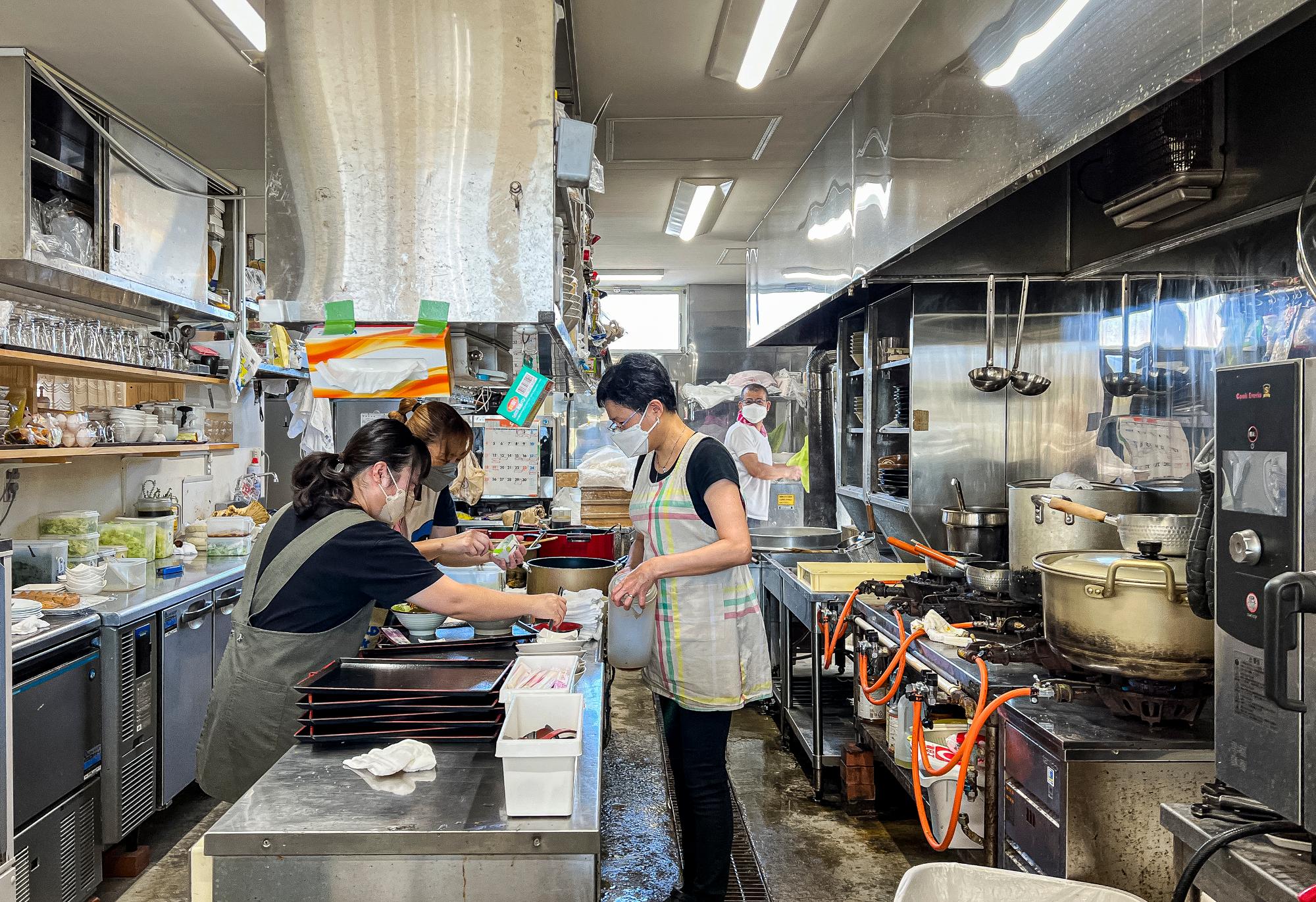 お客さんが増えてきて忙しい厨房。急なお願いにも嫌な顔せず対応していただきました