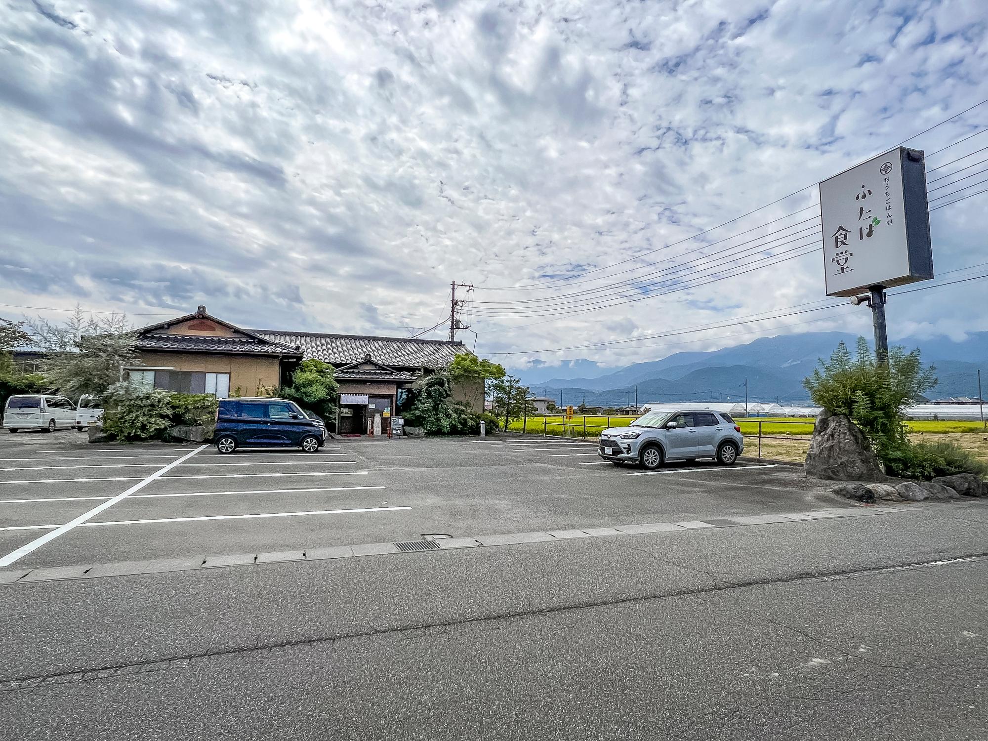 西には櫛形山、北には八ヶ岳を望める好立地