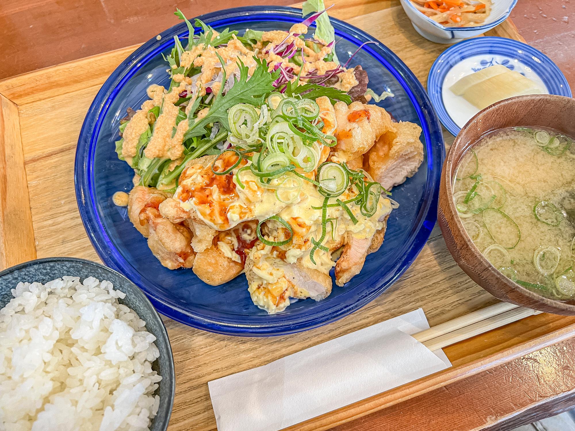 衣サクサクの鳥の唐揚げ