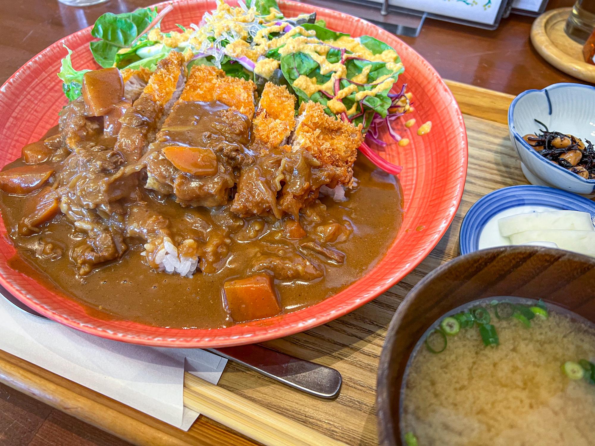 人気メニューのカツカレー